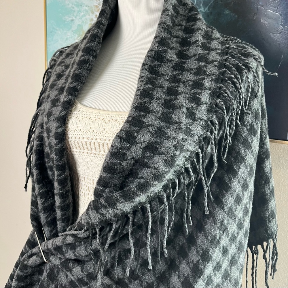 Vintage Houndstooth Shawl with Fringe